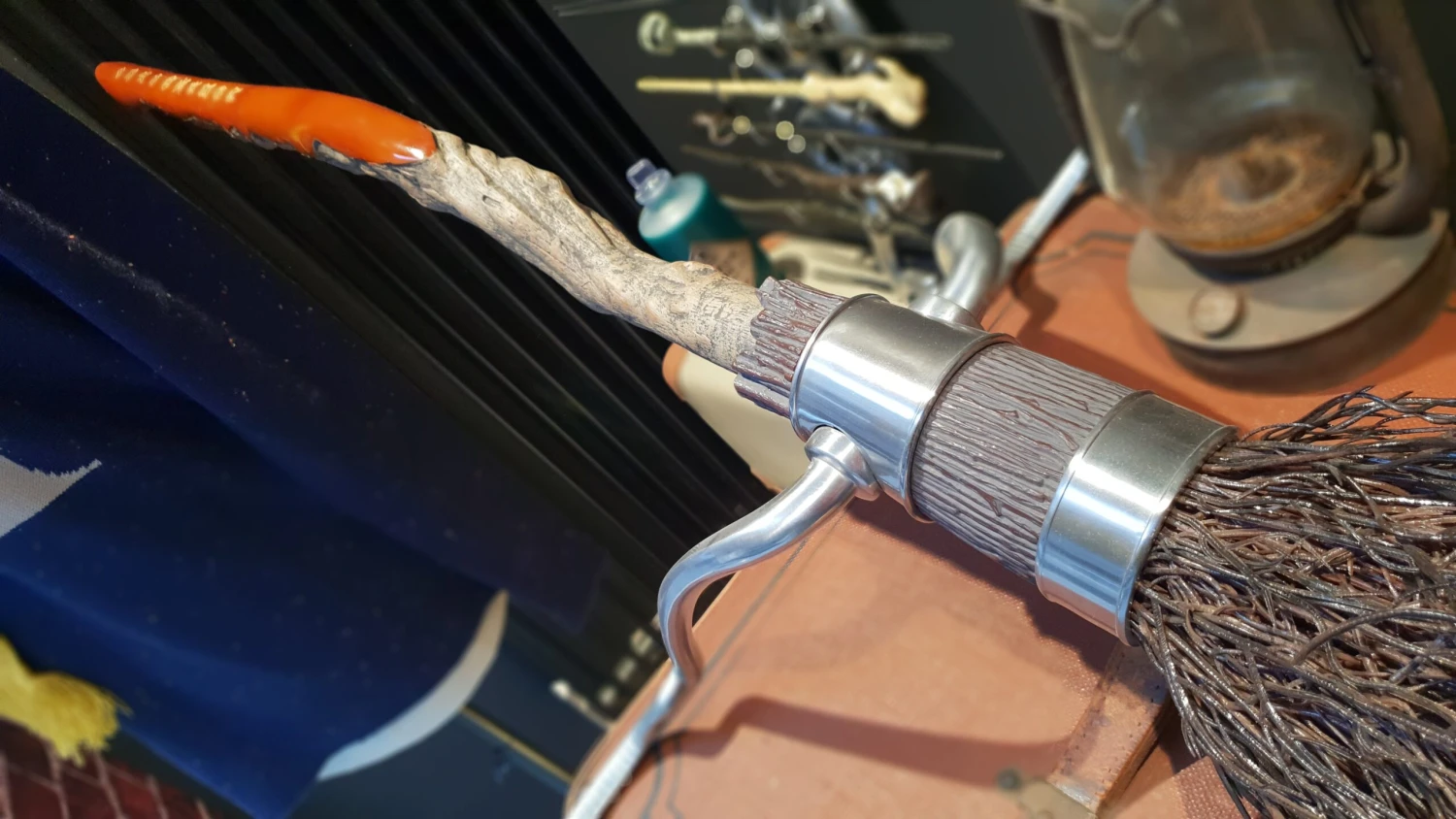 Balai Eclair De Feu - Noble Collection Harry Potter 5 Balai Eclair De Feu - Noble Collection Harry Potter – Image 3