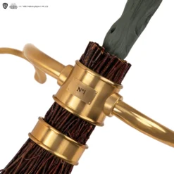 Cinereplicas Réplique 1:1 Balai Éclair De Feu 2022 - Édition Limitée -Les 4 Maisons Boutique balai eclair de feu edition limitee cinereplicas harry potter4 scaled