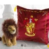 Coussin Gryffondor Et Peluche Lion - Noble Collection Harry Potter 2 Coussin Gryffondor Et Peluche Lion - Noble Collection Harry Potter -Les 4 Maisons Boutique coussin peluche lion gryffondor harry potter