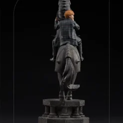 Statuette Deluxe Art Scale 1/10 Ron Weasley At The Wizard Chess -Les 4 Maisons Boutique figurine ron weasley wizard chess deluxe art iron studios 05