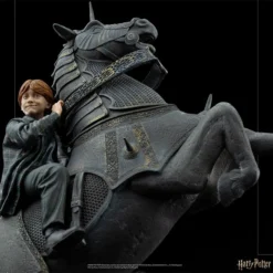 Statuette Deluxe Art Scale 1/10 Ron Weasley At The Wizard Chess -Les 4 Maisons Boutique figurine ron weasley wizard chess deluxe art iron studios 08