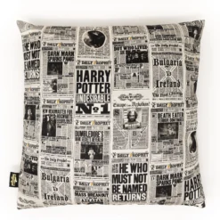 Housse De Coussin 100% Coton Gazette Du Sorcier - MinaLima -Les 4 Maisons Boutique housse de coussin gazette du sorcier minalima harry potter scaled