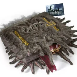 Grande Peluche Livre Des Monstres - Noble Collection - Harry Potter